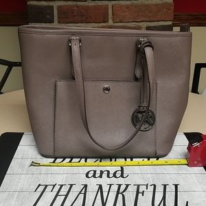 Needs a new home😁